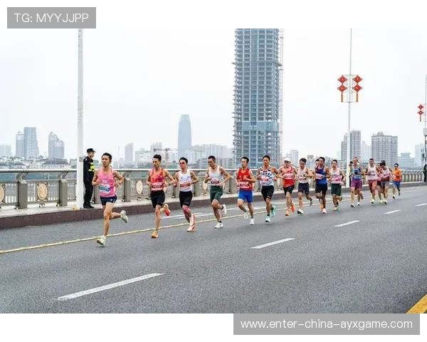 马拉松男子背老婆跑完全程成英雄