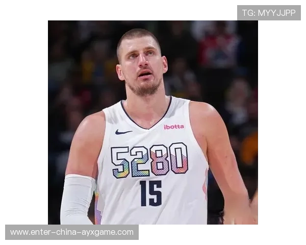 掘金约基奇背身策应，传球像开导航